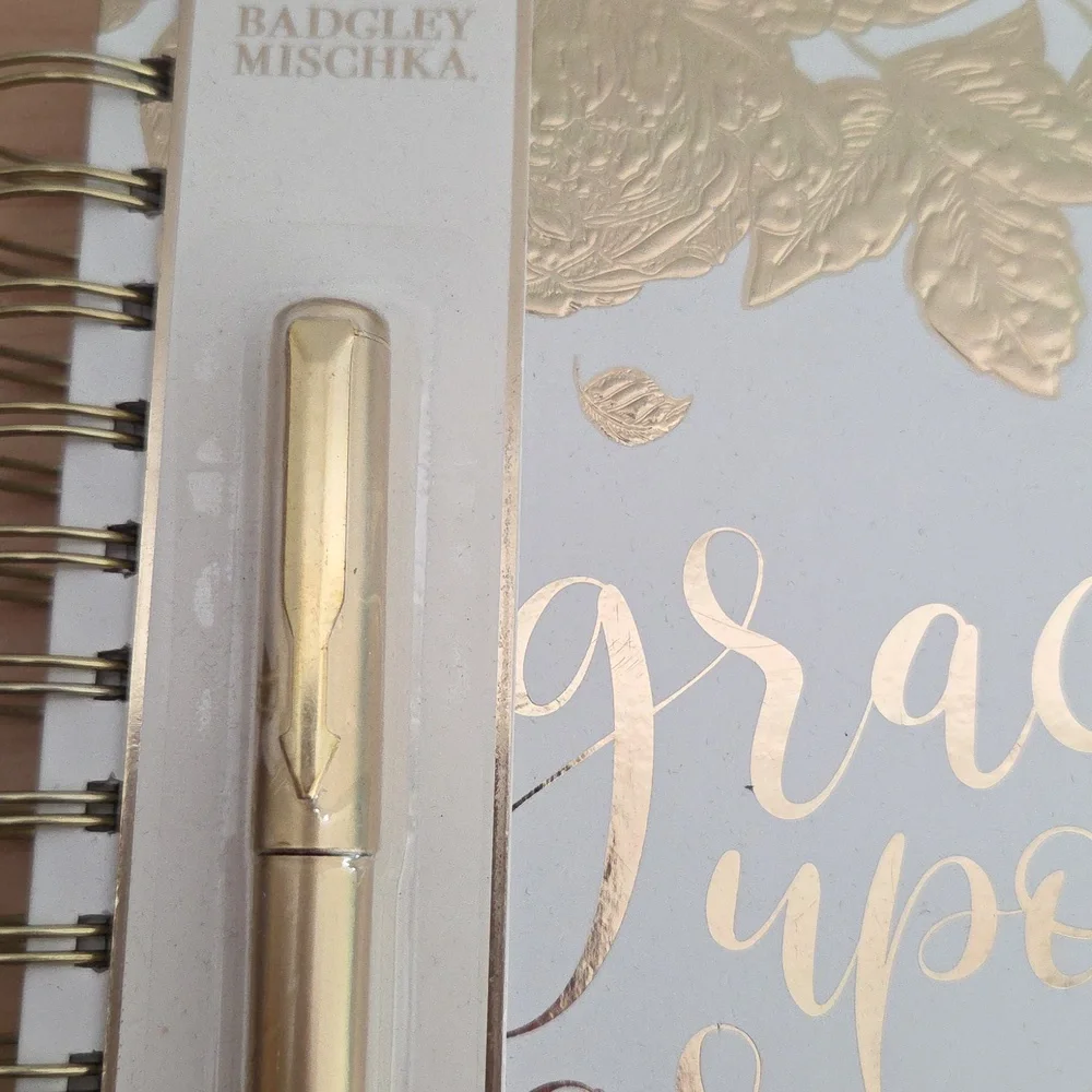 Cole Haan Metallic Wristlet EUC... NWT Badgley Mischka Notebook & Pen Set - Picture 2 of 9